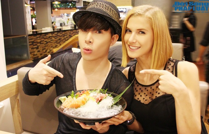 Nathan Lee phấn khích tạo dáng bên thỏ bông khổng lồ tại Thái Lan